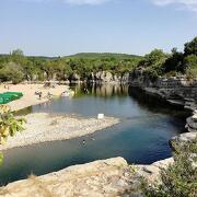 © Le Gîte "Le Vallon du Savel" est à 10 minutes à pied du Parc de Loisirs "Isla Cool Douce" avec la plus belle plage naturelle d'Ardèche. Sur l'autre rive, vous pouvez accéder aux rochers sur le chemin du Cirque de Gens et plonger dans la rivière. - <em>Le Vallon du Savel</em>