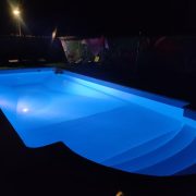 © PISCINE EXTERIEUR DE NUIT - <em>DR PAIRE FICOUT</em>