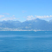 © Le bleu du lac Léman et les montagnes côté Suisse - <em>France Vélo Tourisme</em>