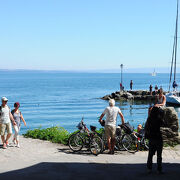 © Cyclistes à Yvoire - <em>France Vélo Tourisme</em>