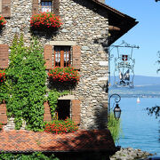 © Le village d'Yvoire sur les rives du Léman - <em>France Vélo Tourisme</em>