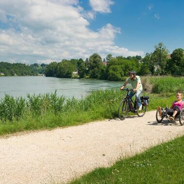 © Le Rhône et ViaRhôna aux alentours de Seyssel - <em>Christian Martelet / Auvergne-Rhône-Alpes Tourisme</em>