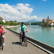 © Voyageurs à vélo à Seyssel sur ViaRhôna - <em>Christian Martelet / Auvergne-Rhône-Alpes Tourisme</em>