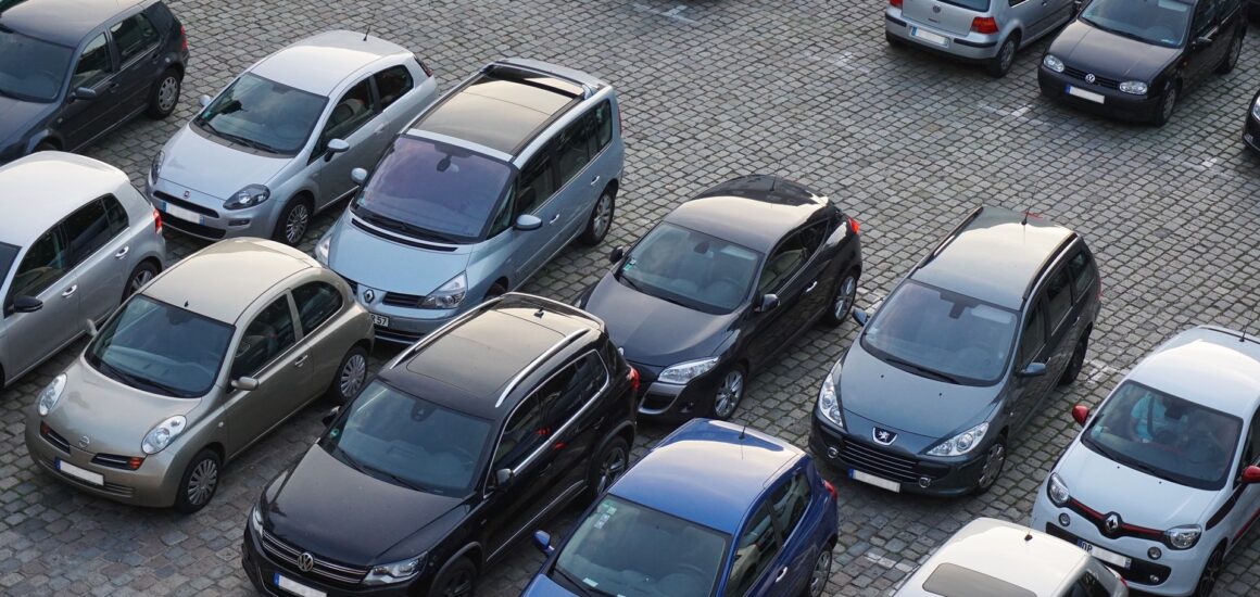Parking rempli de voitures
