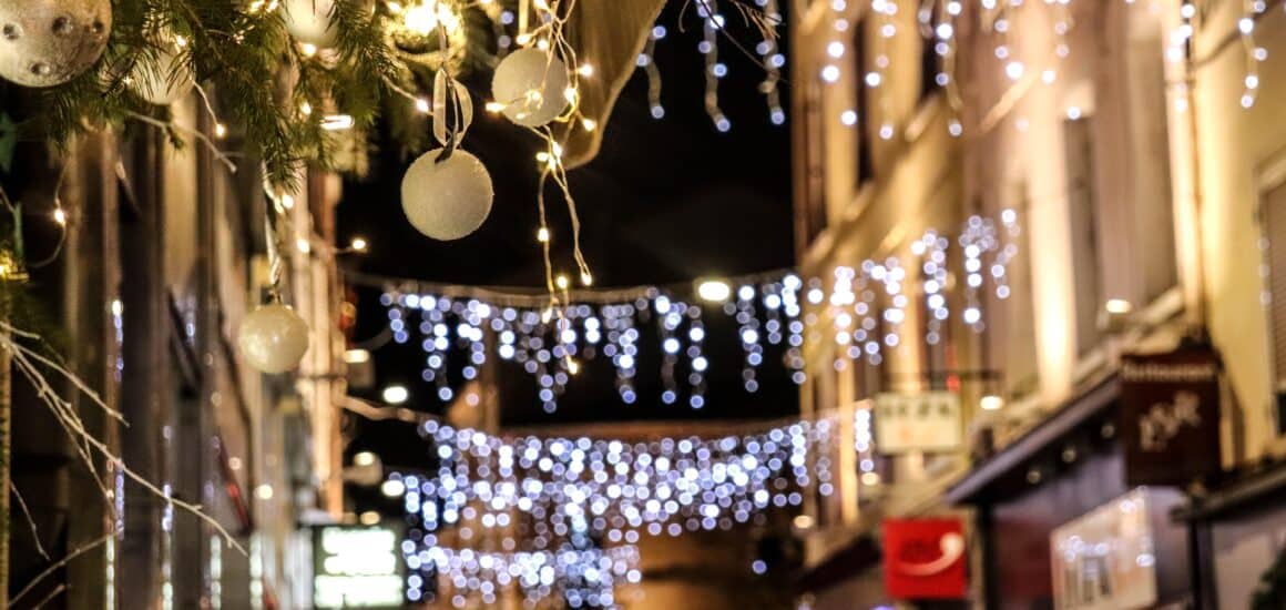 Ruelle nocturne avec lumières de Noël