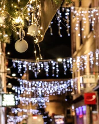 Ruelle nocturne avec lumières de Noël