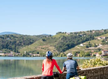 Couple à vélo le long du Rhône