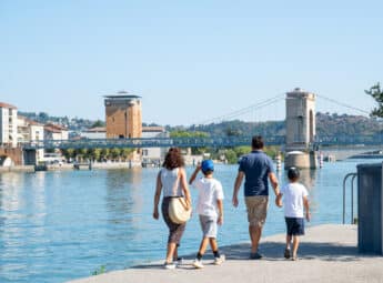 Famille se baladant le long du Rhône en plein été